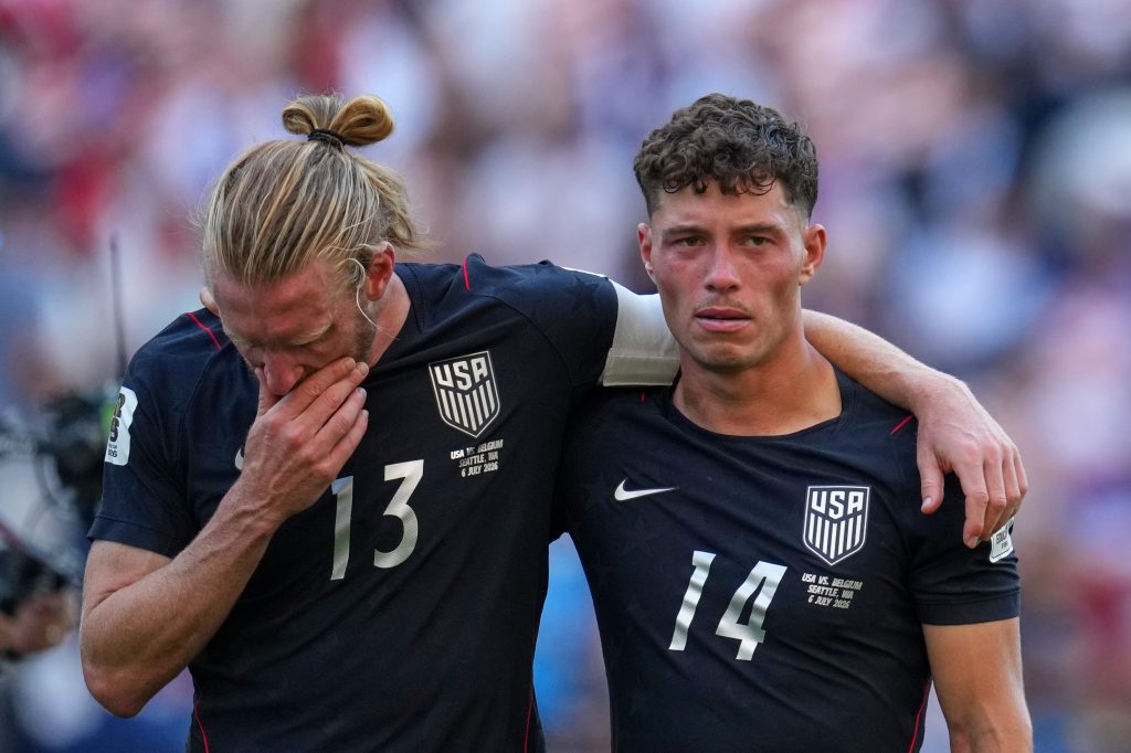 ABD'li Sebastian Berhalter ve Tim Ream, Belçika'ya yenildikten sonra tepki veriyor.