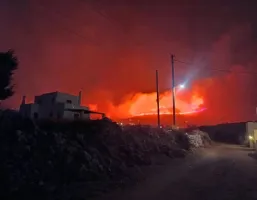 Yunanistan'ın Paros Adası'nda Çıkan Yangın Nedeniyle Birçok Bölge Tahliye Edildi