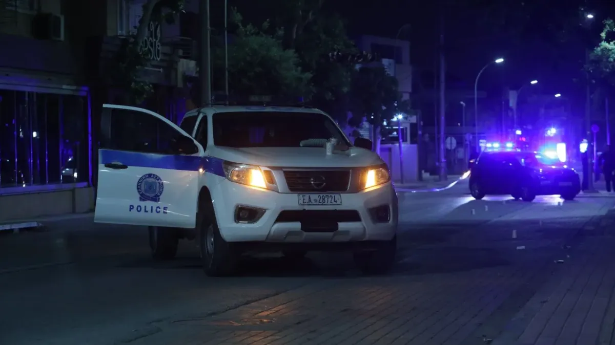 Kazma ile İki Polis Aracını Parçalayan Adam Gözaltına Alındı