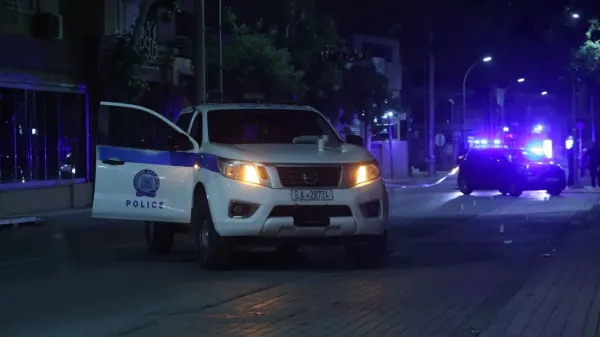Kazma ile İki Polis Aracını Parçalayan Adam Gözaltına Alındı
