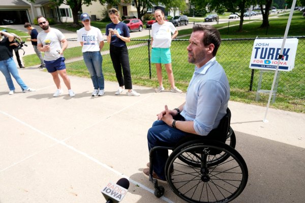 Obama, Basketbol Oynadıkları Videoda Iowa'lı Demokrat Turek'i ABD Senatosu İçin Destekledi