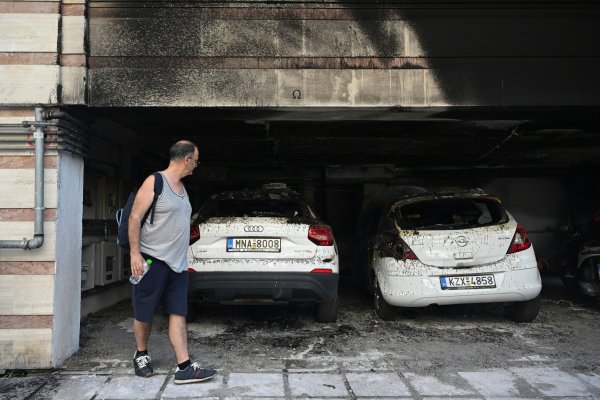 Yunanistan Terörle Mücadele Polisi, Siyasetçinin Annesini Öldüren Bombalı Saldırıyla İlgili 3 Kişiyi Tutukladı