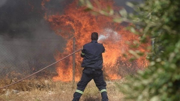 Yunanistan, Paros'ta Güçlü Rüzgarlar Nedeniyle Yangın Alarmını Yükseltti
