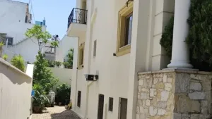 Atina'da Otel Balkonundan Düşen 17 Yaşındaki İngiliz Gencin Beyin Ölümü Gerçekleşti