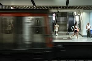 Atina Metrosu'nda Tünele Giren Kişi Alarmı: Seferler Kısa Süreliğine Durduruldu
