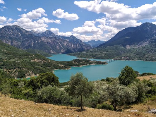 Kremasta Gölü Turizmi: Yunanistan'ın İsviçre'si Yeniden Canlanıyor