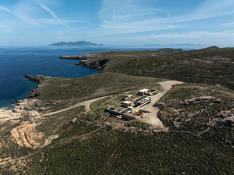 MOLD Architects, Serifos Adası'nın Kayalık Yamaçlarına Beş Taş Konut Yerleştirdi
