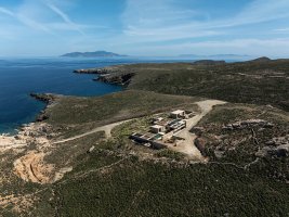 MOLD Architects, Serifos Adası'nın Kayalık Yamaçlarına Beş Taş Konut Yerleştirdi