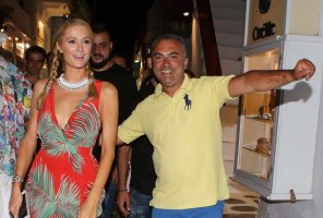 Mykonos'un Yunan Paparazzisi: Ünlülerin Peşinde, FBI'ın Takibinde