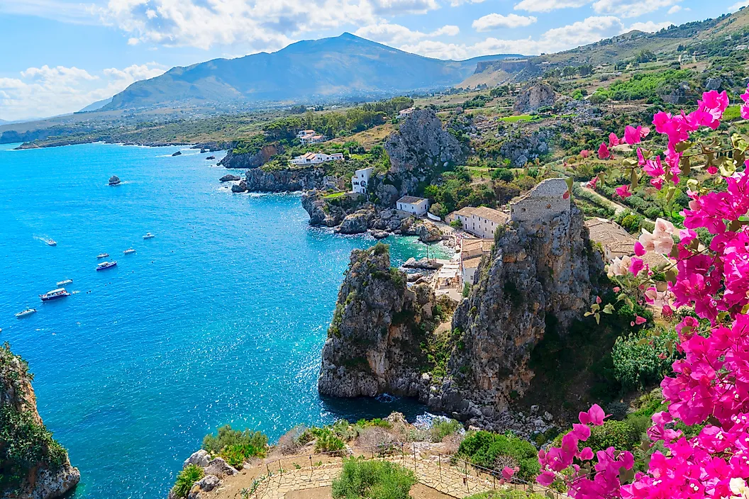 İtalya, Sicilya Adası'ndaki Scopello kayalıklarının güzel doğası