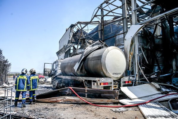 Yunanistan: Korint'te Fabrika Yangınında 25 Yaşındaki Genç Hayatını Kaybetti