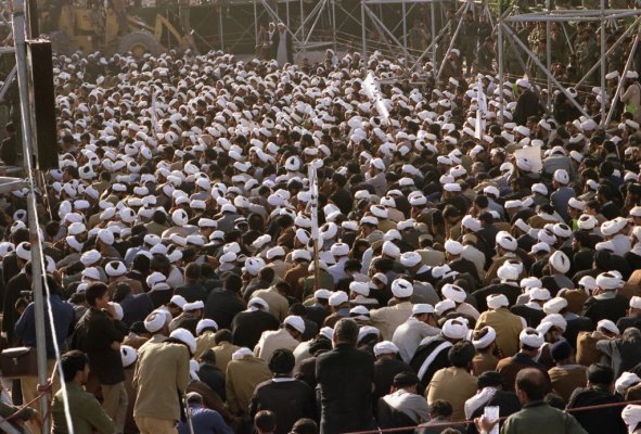 AP O Gün Oradaydı: Humeyni'nin Cenazesinde Milyonlar Akın Etti, İzdihamda Ölenler Oldu