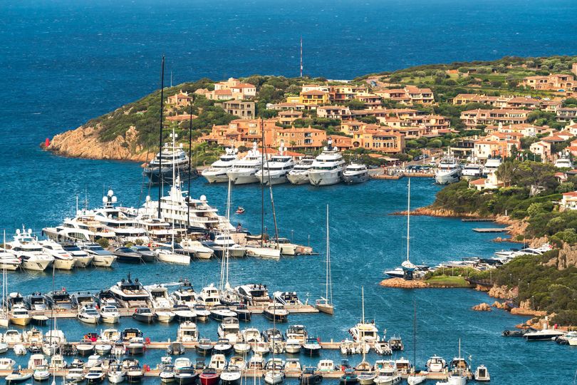 Sardunya, Porto Cervo'nun marinada demirlemiş yatlarla panoramik manzarası