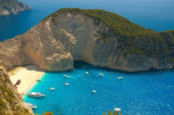 Yunanistan, Navagio Plajı'nı Genişleterek Ünlü Gemi Batığını Kurtarmayı Planlıyor