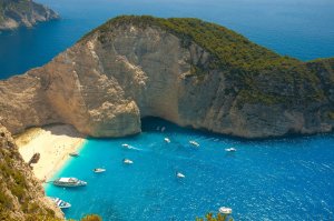 Yunanistan, Navagio Plajı'nı Genişleterek Ünlü Gemi Batığını Kurtarmayı Planlıyor