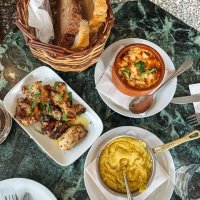 Cercle La Fam: Atina'nın Kalbinde Nostaljik Bir Gün Boyu Bistro