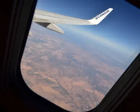Ryanair uçağında dehşet: Yolcu kırılan camdan neredeyse dışarı fırladı