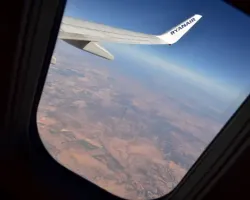 Ryanair uçağında dehşet: Yolcu kırılan camdan neredeyse dışarı fırladı