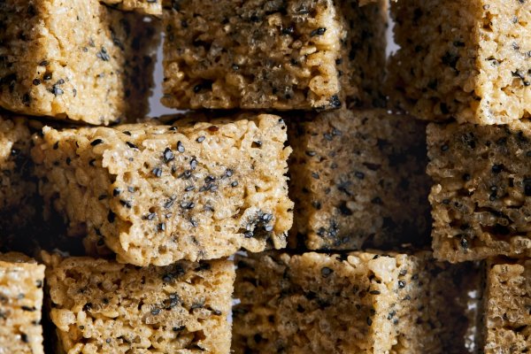 Kat Lieu'dan Siyah Susam ve Miso ile Asya Esintili Rice Krispie Tatlısı