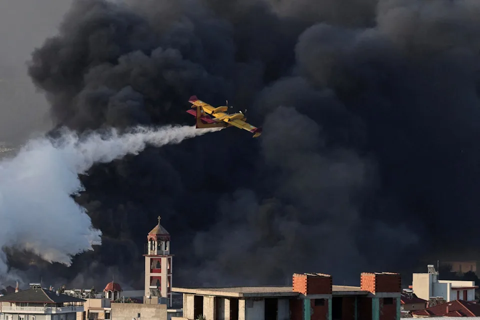 Bir Canadair yangın söndürme uçağı, Yunanistan'ın Selanik kenti yakınlarındaki Oreokastro'da yanan bir geri dönüşüm tesisine su bırakıyor, 5 Temmuz 2026. (Reuters)