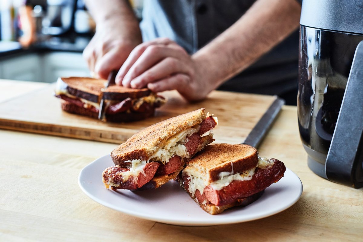Havaya Fırın ile Yapılan Hot Dog Reuben: Beklenmedik Bir Deli Klasikleri