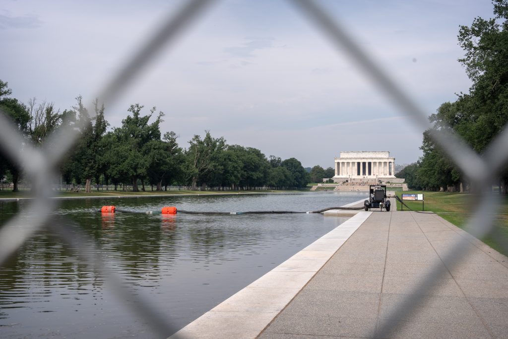 Lincoln Memorial Reflecting Pool yanında bir pompa