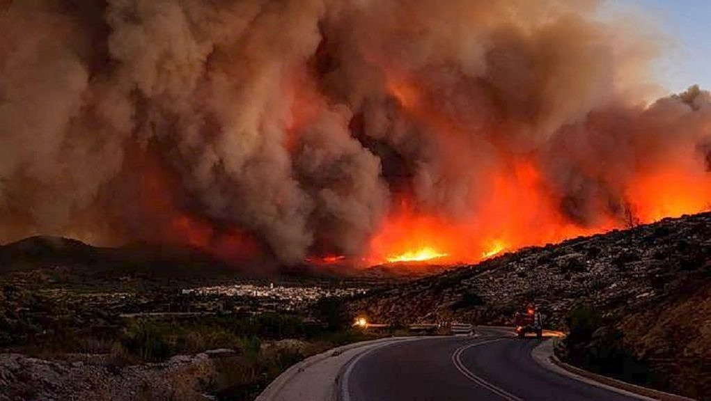 Atina ve Beş Bölge İçin Aşırı Yangın Uyarısı Yapıldı