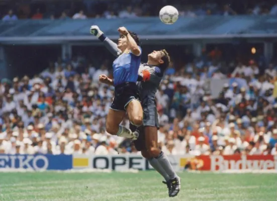 Maradona'nın 'Tanrı'nın Eli' Golünde Kullandığı Top 3.35 Milyon Dolara Satıldı