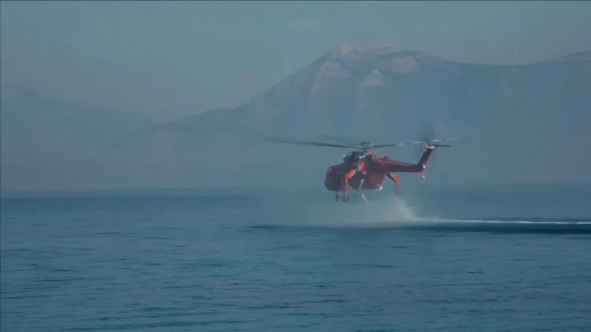 Yunanistan'da Su Bombardıman Helikopterleri Yangınlarla Mücadele Ediyor