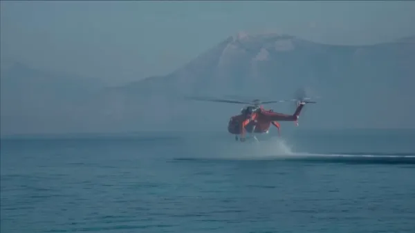 Yunanistan'da Su Bombardıman Helikopterleri Yangınlarla Mücadele Ediyor