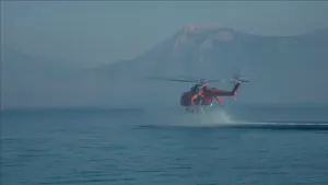Yunanistan'da Su Bombardıman Helikopterleri Yangınlarla Mücadele Ediyor