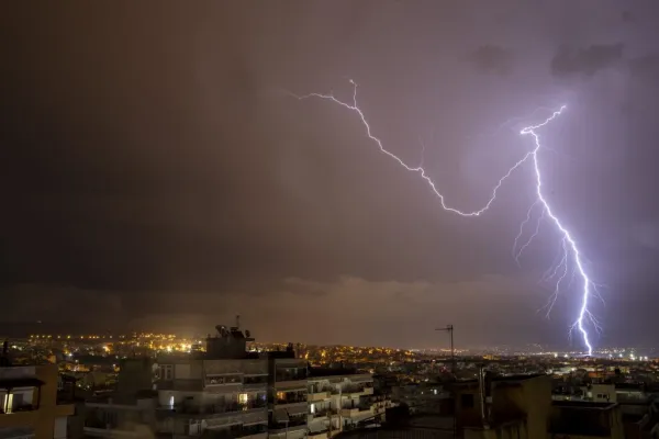 Kuzey Yunanistan'da Sıcak Hava Dalgası Arasında Fırtınalar Patladı