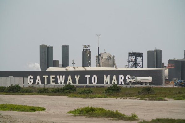Elon Musk'ın SpaceX Roketi Ay'a Çarpıyor: NASA Alarmda