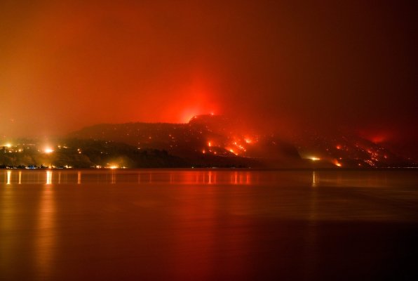 Amerika ve Kanada'da Yangınlar Çıktı, Sakinler Evacuated Edildi