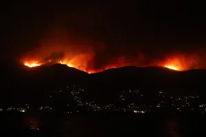 Yunanistan'da Orman Yangınları Nedeniyle Turistler Tahliye Ediliyor