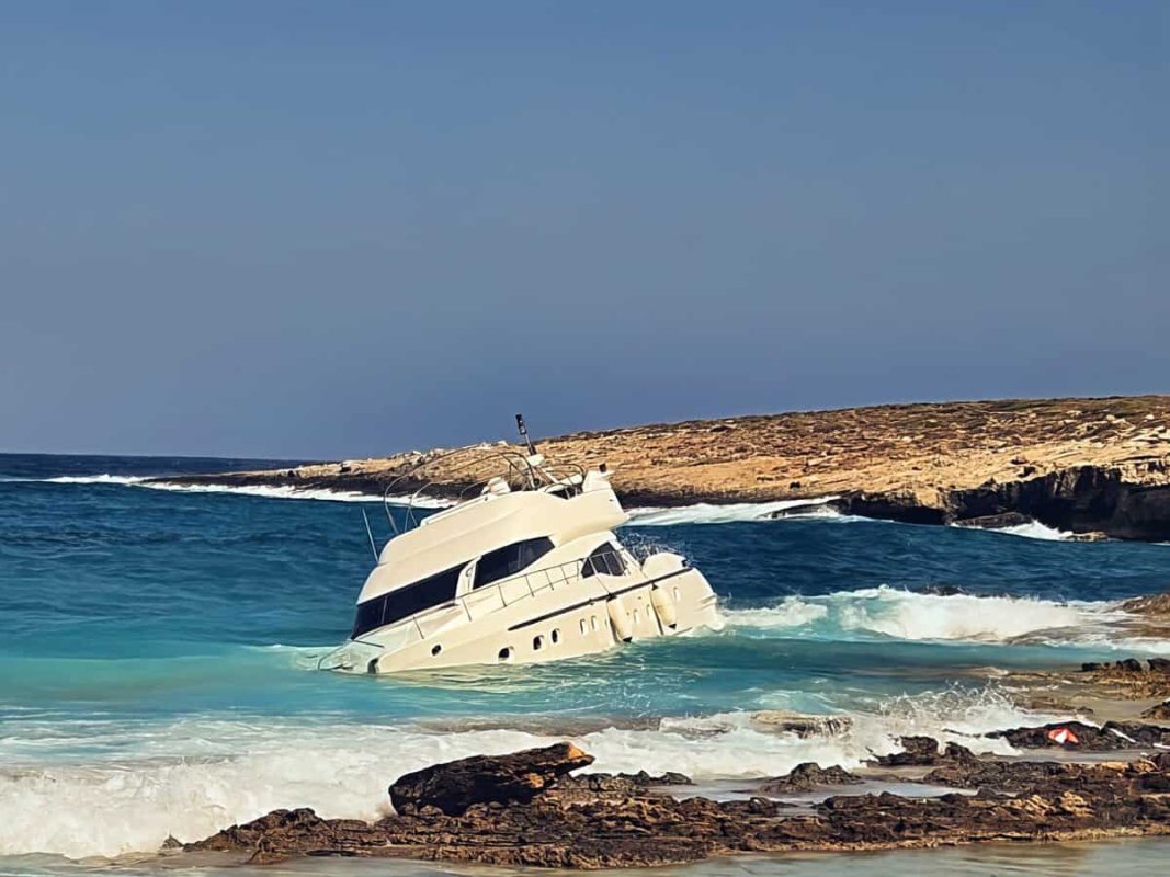 Kythira'da Fırtınalar Karaya Oturan Gemiyi Parçaladı