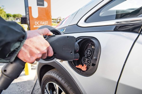 Yunanistan'da Elektrikli Araç Satışları Bir Yılda İki Katına Çıktı