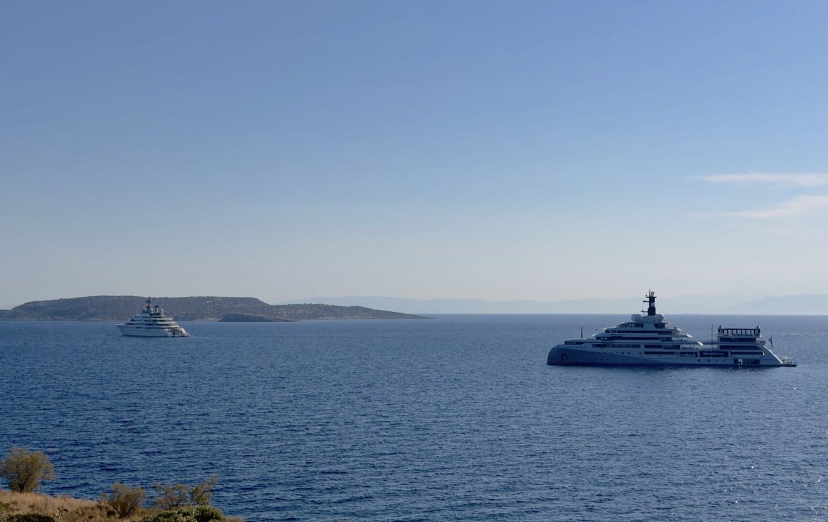 Yunanistan'da İki Dev Lürssen Süperyatı: O3 ve Opera Vouliagmeni'de Boy Gösterdi