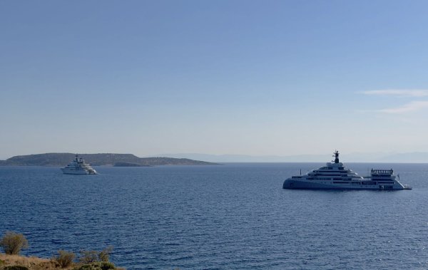 Yunanistan'da İki Dev Lürssen Süperyatı: O3 ve Opera Vouliagmeni'de Boy Gösterdi