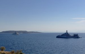 Yunanistan'da İki Dev Lürssen Süperyatı: O3 ve Opera Vouliagmeni'de Boy Gösterdi