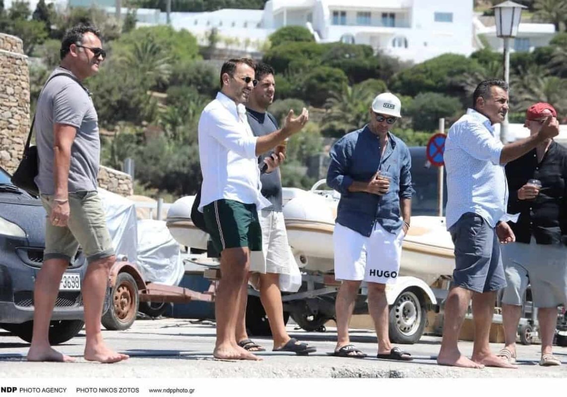 Ünlü Şarkıcı Nikos Vertis, Mykonos'ta Sahne Dışında Rahat Bir Akşamın Keyfini Çıkardı