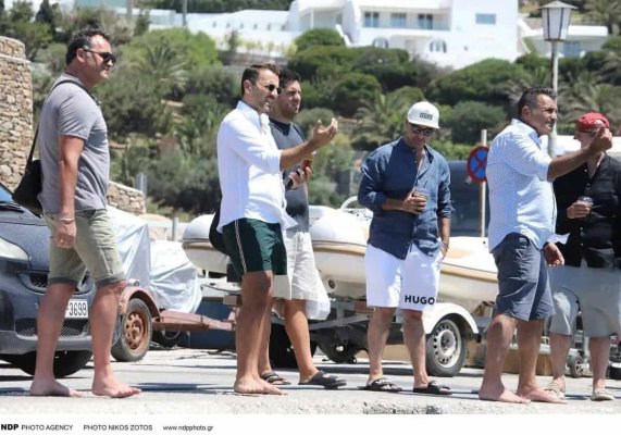 Ünlü Şarkıcı Nikos Vertis, Mykonos'ta Sahne Dışında Rahat Bir Akşamın Keyfini Çıkardı