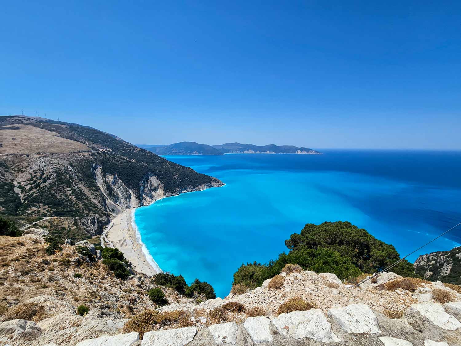 Myrtos Plajı ve İyonyan Denizi'nin manzarası - Fiskardo'ya çocuklarla birlikte bir gün geçirmek için ideal bir destinasyon