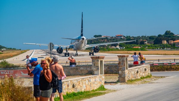Skiathos Havalimanı'nda Uçak Rüzgârı Turistin Başını Yaraladı: Tatil Kâbusa Döndü