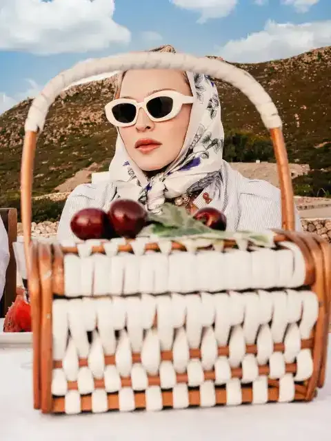 Madonna'nın Patmos'taki Vintage Çantası Yaz Modasının Gözdesi Oldu