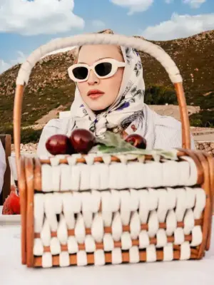Madonna'nın Patmos'taki Vintage Çantası Yaz Modasının Gözdesi Oldu