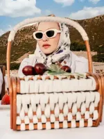 Madonna'nın Patmos'taki Vintage Çantası Yaz Modasının Gözdesi Oldu