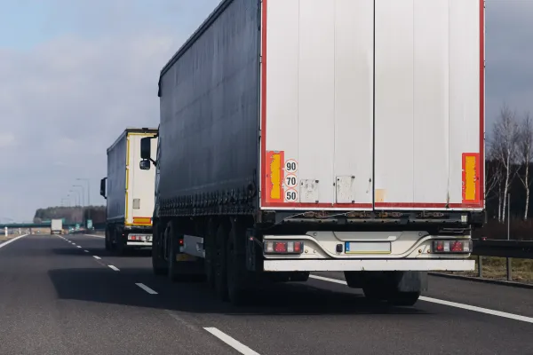 Yunanistan'da Kamyonun Tehlikeli Sollaması Motosikletliye Ölüm Kıl Payı Atlattı