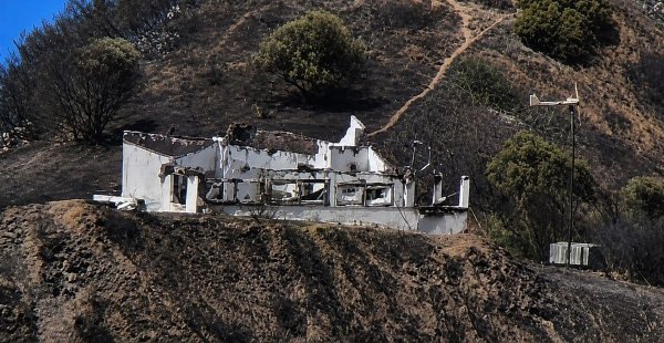 İngiliz ailenin Yunanistan'daki hayal evi, taşınmaya günler kala yangında kül oldu