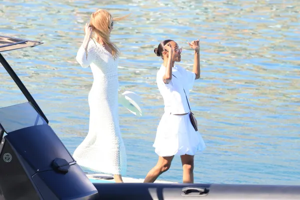 Nicole Kidman ve Zoe Saldaña Yunanistan'da Tatil Yapıyor